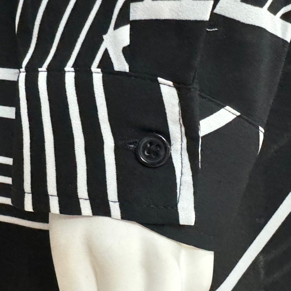 Chico’s Black & White Geometric Print Top - Picture 4 of 7